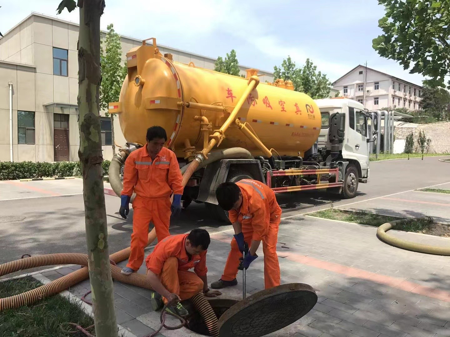 番阳镇化粪池清理与5-8吨吸粪车施工效率分析